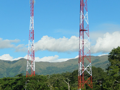 草地上的天线图片下载