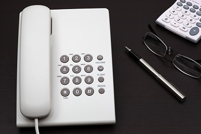 桌上的电话白色图片下载
