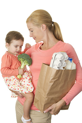 妈妈和孩子拿着购物袋和物品图片下载