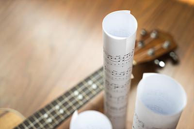 四弦琴与白色卷纸图片下载