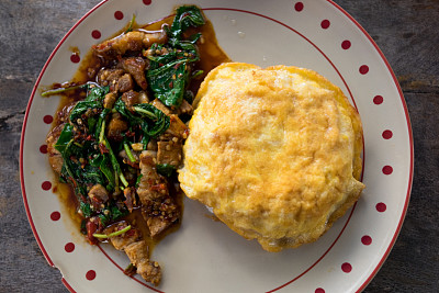 香脆猪肉炒饭，罗勒叶炒蛋图片下载