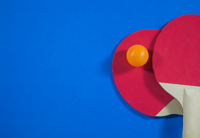 桌上有乒乓球和球图片下载