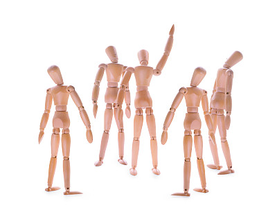 木制假人一个在展示，一些在抬头。图片下载