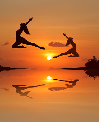 落日沙滩上的芭蕾舞女孩剪影图片下载