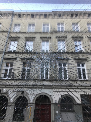 陈列柜室外碎玻璃图片下载