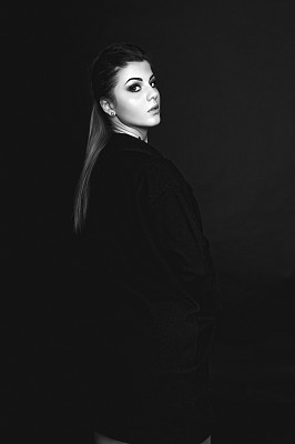 一个年轻美丽的女孩情绪化的肖像图片下载