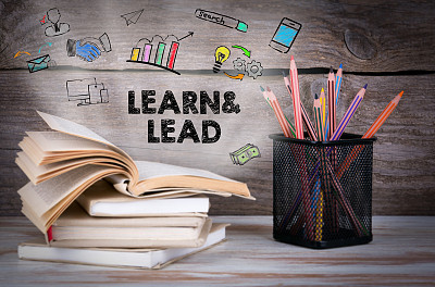 学习和铅。书和铅笔在桌子上图片下载