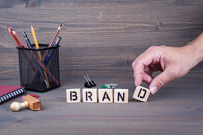 品牌。黑色背景上的木制字母图片下载