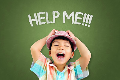 亚洲小男孩大声呼救图片下载