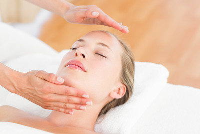 平静的女人接受灵气治疗图片下载