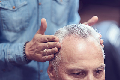 专业男性理发师做发型图片下载