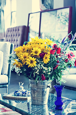 桌上放着一束野花。图片下载