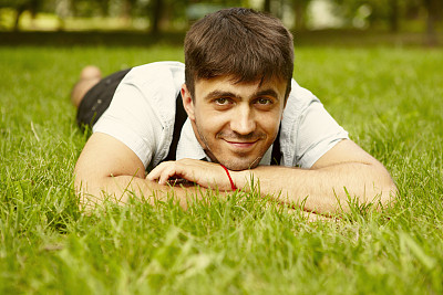 户外微笑的帅哥图片下载