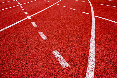 红色跑道运动场上的合成橡胶。图片下载