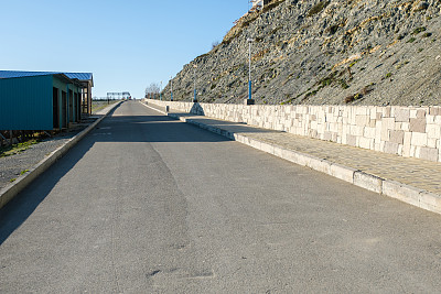 一条柏油路通向那座山图片下载