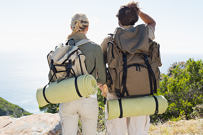 徒步旅行的夫妇在看山顶的景色图片下载