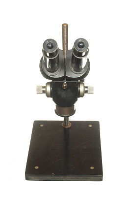 用于科学研究的古代黑色显微镜孤立在白色背景上。图片下载