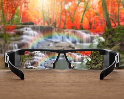 概念图像的红色郁金香聚焦在眼镜镜头上的照片模糊的红色美丽的郁金香田在早上图片下载