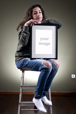 手持相框的年轻女子图片下载