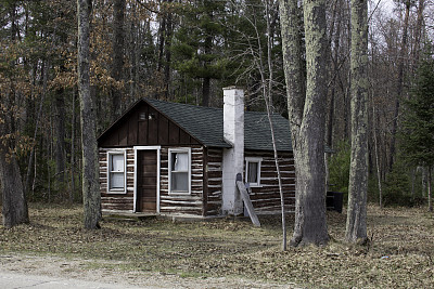 在树林里寻找小木屋图片下载