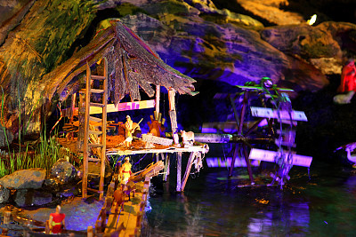 圣诞婴儿床上的微型房子图片下载