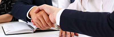 男人在西装握手招呼办公室特写图片下载