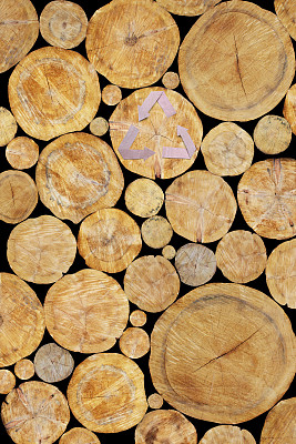 堆叠的日志背景与回收符号图片下载