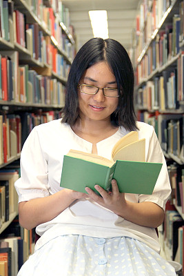 在读绿皮书的大学生图片下载