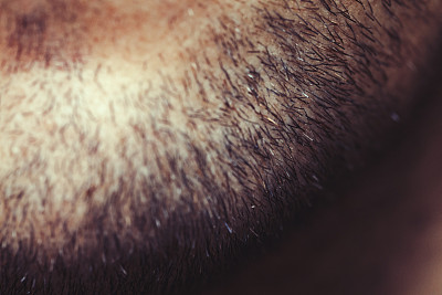 年轻男子的胡须近距离细节背景-男人的面部毛发概念图片下载