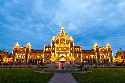 加拿大BC省维多利亚议会大厦夜景。图片下载