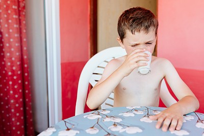 小男孩喝冷牛奶图片下载