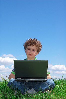 男孩用的笔记本电脑图片下载