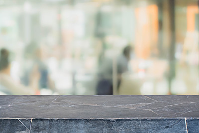 石头桌面和模糊的餐厅内部背景-可以用来展示或蒙太奇您的产品。图片下载