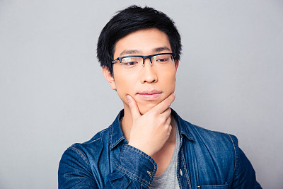 一个深思熟虑的亚洲男人的肖像图片下载