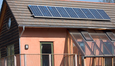 太阳能光伏发电板安装在新屋顶图片下载