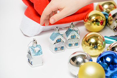 女孩在玩圣诞装饰品图片下载