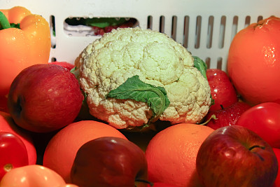 看看冰箱里的新鲜蔬菜和水果图片下载