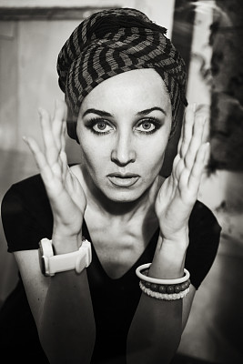 妇女戴头巾复古风格图片下载