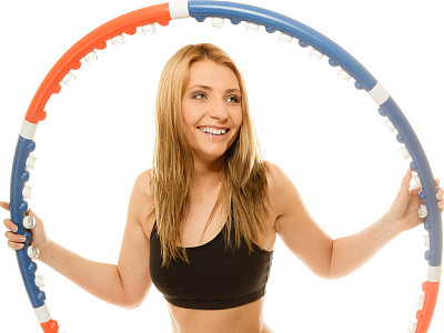 运动健康的女孩用呼啦圈做运动。图片下载