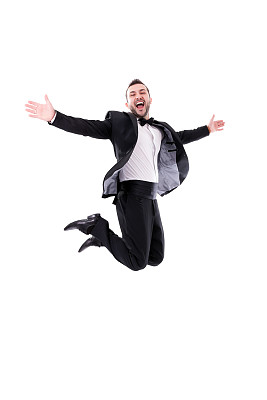 男人笑着跳着，享受着他的成功图片下载