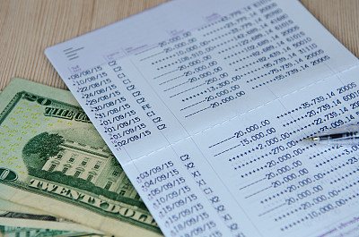 银行存折上的美元纸币，可选图片下载