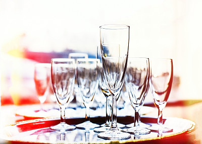 俱乐部派对上的香槟杯图片下载