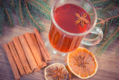 复古照片，香料加云杉枝的热红酒图片下载