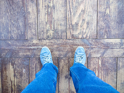 脚放在木地板上。图片下载