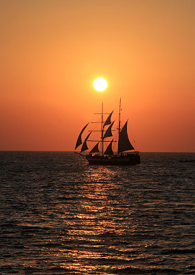 圣托里尼海面上的日落图片下载