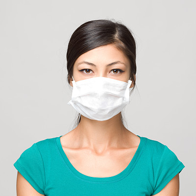 戴医用口罩的年轻女人素材图片