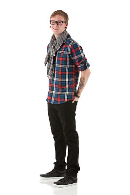 迷人的年轻人微笑着图片下载