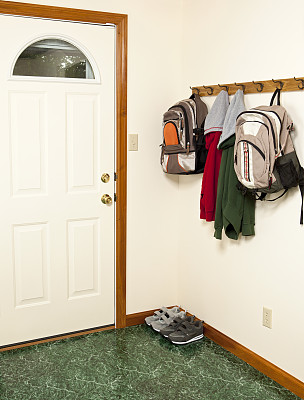 背包和夹克挂在后门图片下载