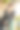 一个女孩在户外用手机打电话图片下载