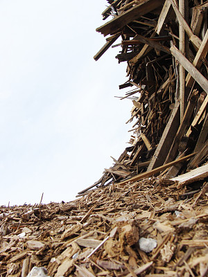 在拆迁现场的一堆木头图片下载